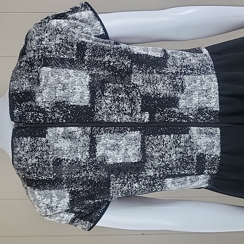 Betsey Johnson Black White Abstract Textured Short Sleeve Fit & Flare Dress - Picture 9 of 16